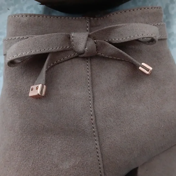 Cute tan suede boots - Picture 9 of 11